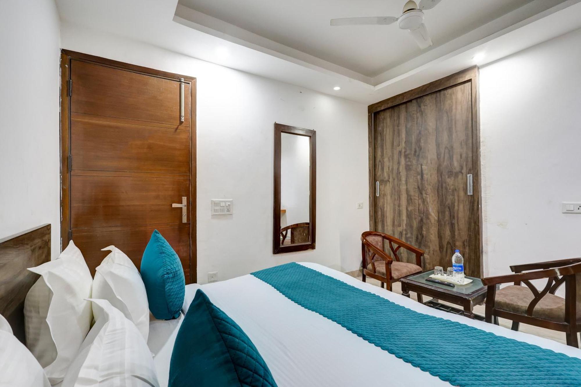 Hotel Aron By The Premium Villa Нью-Дели Экстерьер фото